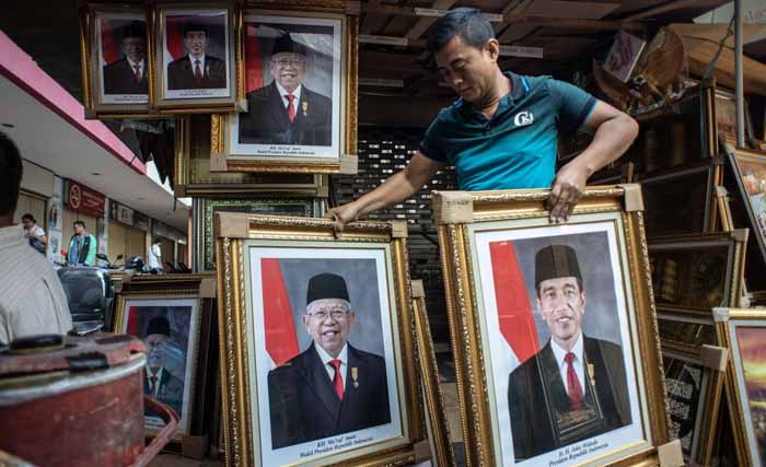 Pedagang foto Presiden dan Wapres di Jakarta. (Foto:Antara)
