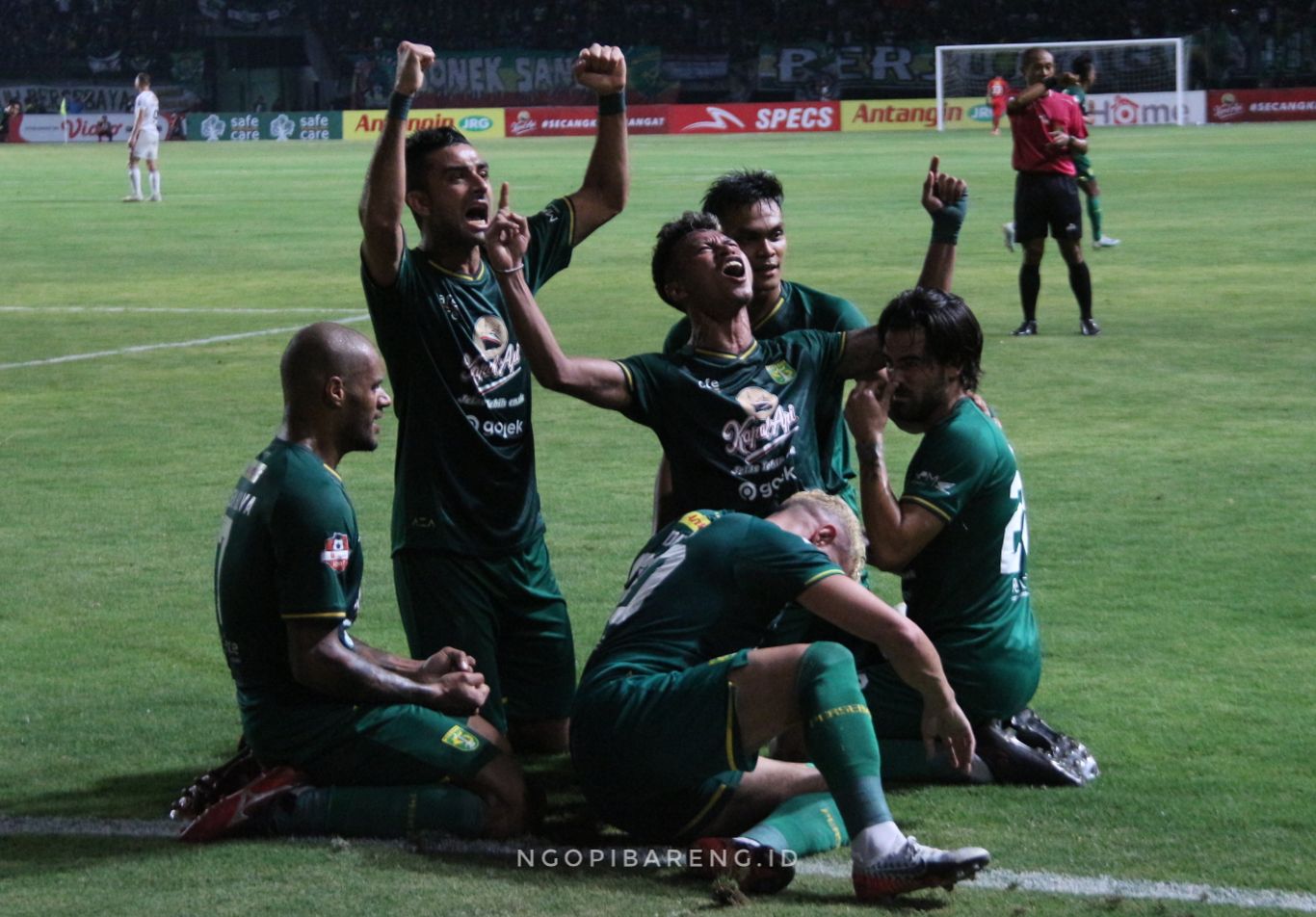 Sejumlah pemain Persebaya saat merayakan gol. (Foto: Haris/ngopibareng.id)