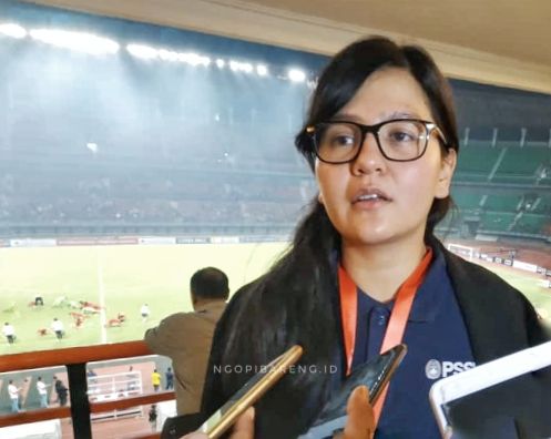 Sekjen PSSI, Ratu Tisha saat berada di Stadion Gelora Bung Tomo, Surabaya. (Foto: Haris/ngopibareng.id)
