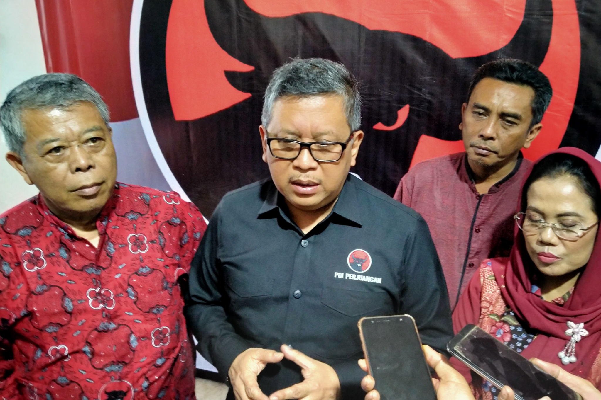 Sekjen PDI Perjuangan, Hasto Kristiyanto (tengah) saat berada di Kantor DPD PDI Perjuangan Jatim, Jalan Kendangsari, Surabaya, Jumt (18/10/2019). (Fariz/ngopibareng.id)