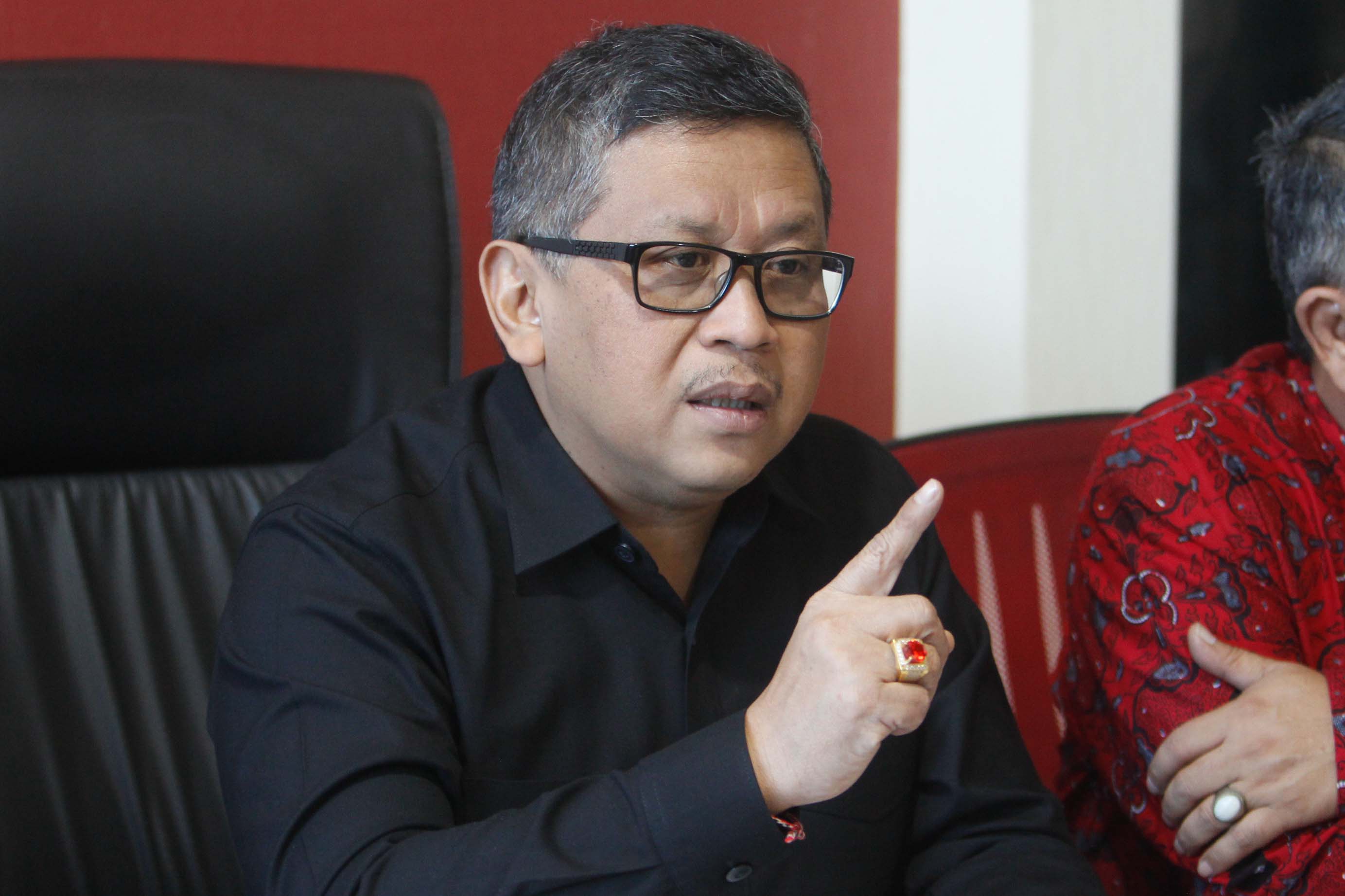 Sekjen DPP PDI Perjuangan, Hasto Kristiyanto, dalam pertemuan di Kantor DPD PDI Perjuangan Jatim, Jalan Kendangsari, Surabaya, Jumat 18 Oktober 2019. 
