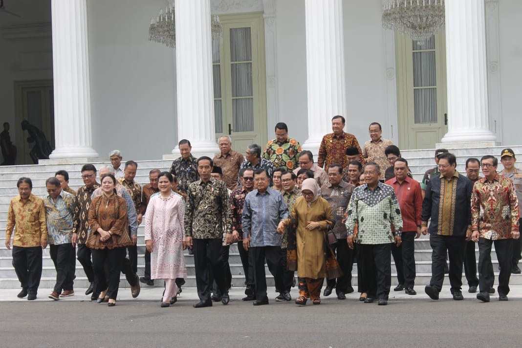 Foto perpisahan antara anggota kabinet dengan Presiden Jokowi dan Wakil Presiden Jusuf Kalla, di tangga Istana Merdeka. ( foto: asmanu/ngopibareng.id)