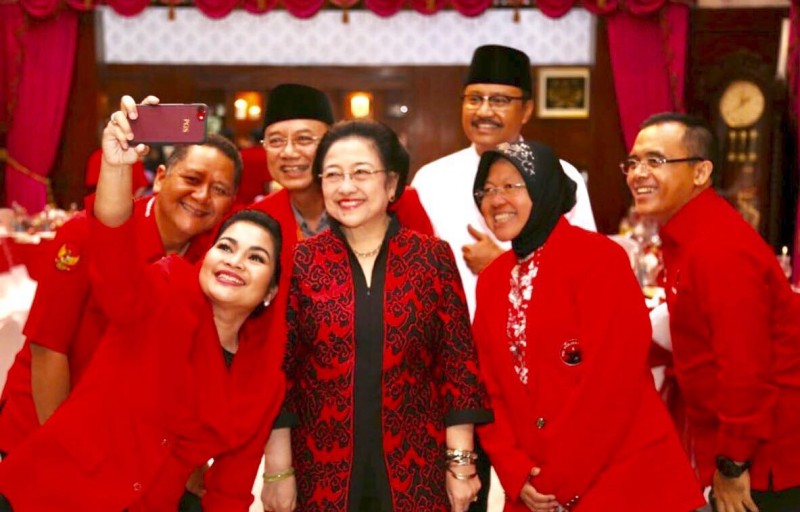 Sejumlah tokoh selfie bersama Ketua Umum DPP PDI Perjuangan Megawati Soekarnoputri dalam salah satu acara partai yang di gelar di Rumah Dinas Wali Kota Surabaya. (Foto: Istimewa)