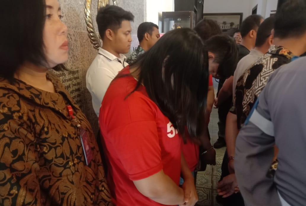 Salah satu tersangka saat gelar perkara di Polrestabes Surabaya, Jumat, 18 Oktober 2019. (Foto: Faiq/ngopibareng.id)