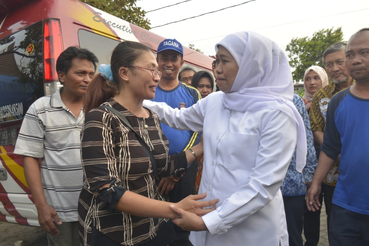 Gubernur Jawa Timur Khofifah Indar Parawansa, saat menyambut pengungsi asal Wamena di Surabaya. (Foto; Faiq/ngopibareng.id)