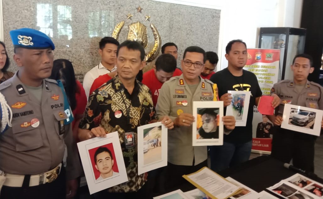 Wakapolrestabes Surabaya AKBP Leonardus Simarmata gelar perkara kasus pembunuhan sales mobil di Batu. (Foto: Faiq/ngopibareng.id)