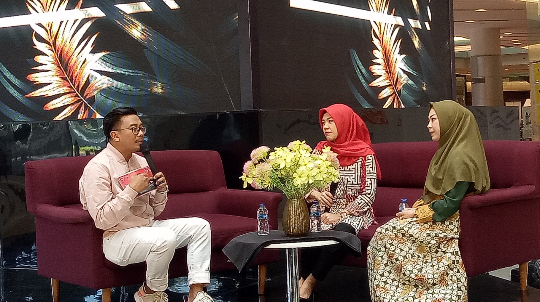 dr. Dewi Rosa Rina (tengah) saat memberikan penjelasan tentang kesehatan mata dalam talkshow kesehatan mata yang diadakan oleh SFW 2019. (Foto: Pita/Ngopibareng.id)