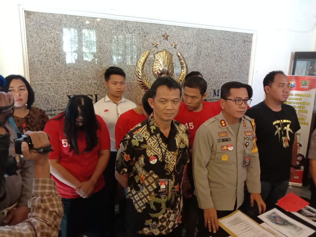 Polrestabes Surabaya saat merilis kasus penculikan yang berujung pembunuhan terhadap Bangkit Maknutu Diningrat. (Foto: Faiq/ngopibareng.id)