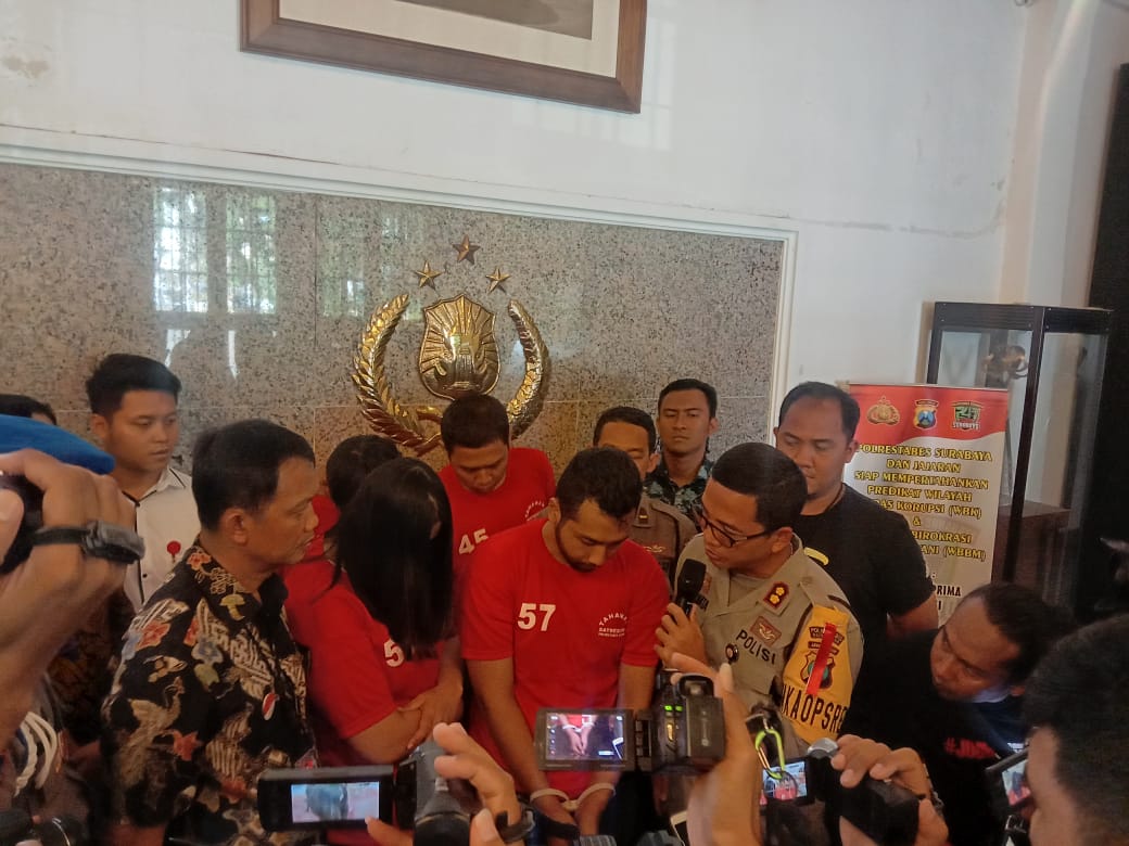 Para tersangka saat memberikan keterangan di hadapan wartawan di Polrestabes Surabaya, Jumat 18 Oktober 2019. (Foto: Faiq/ngopibareng.id)