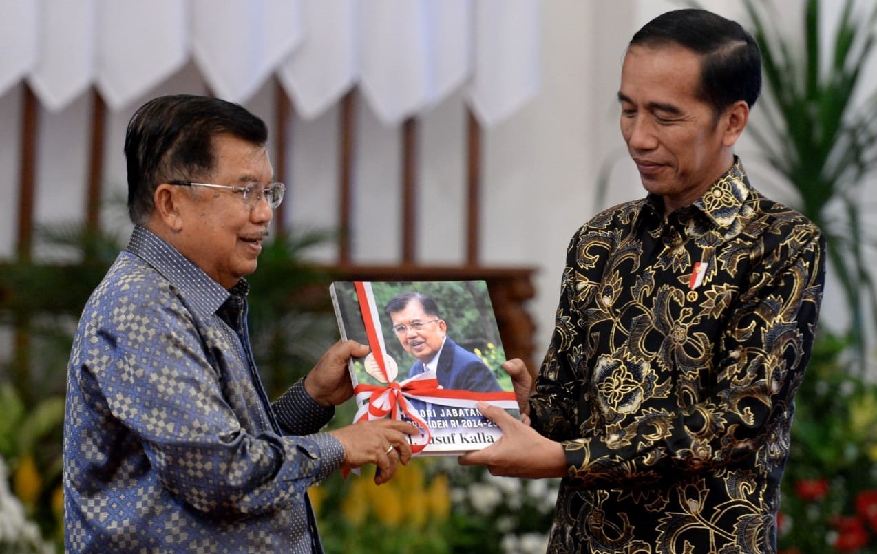 Presiden memberikan buku kepada Wapres Jusuf Kalla di acara silaturahmi kabinet kerja di Istana Merdeka, Jumat, 18 Oktober 2019. (Foto: Setpres)