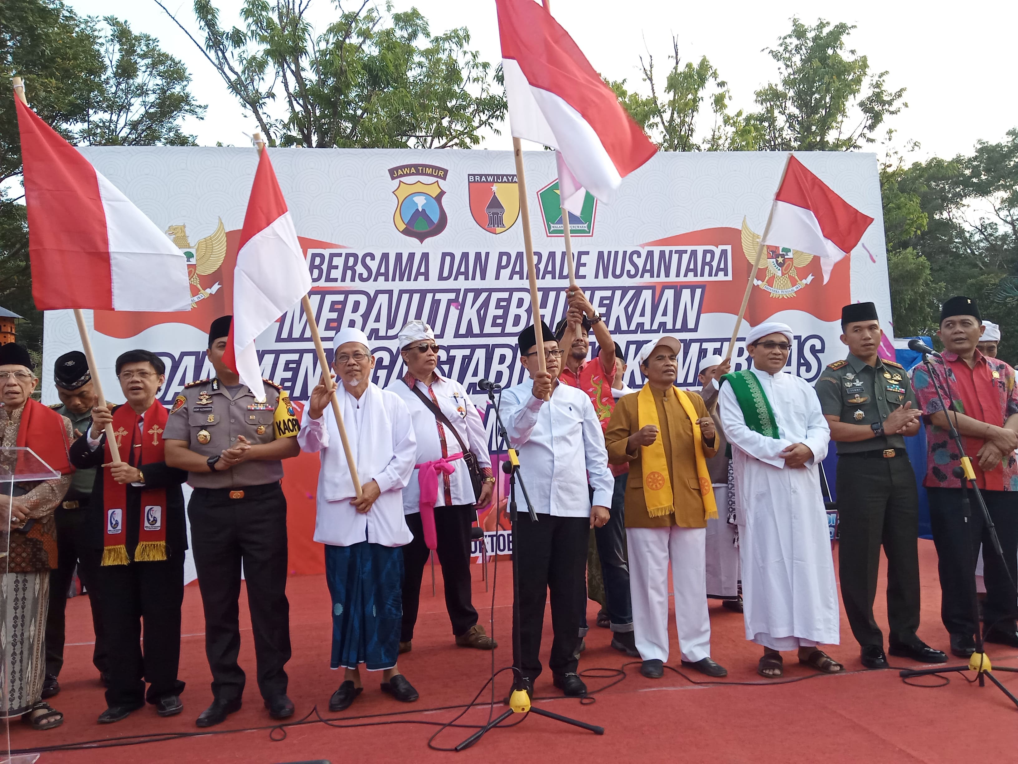 Tokoh lintas agama di Alun-Alun Kota Malang saat acara deklarasi damai jelang pelantikan Presiden (Theo/ngopibareng.id)