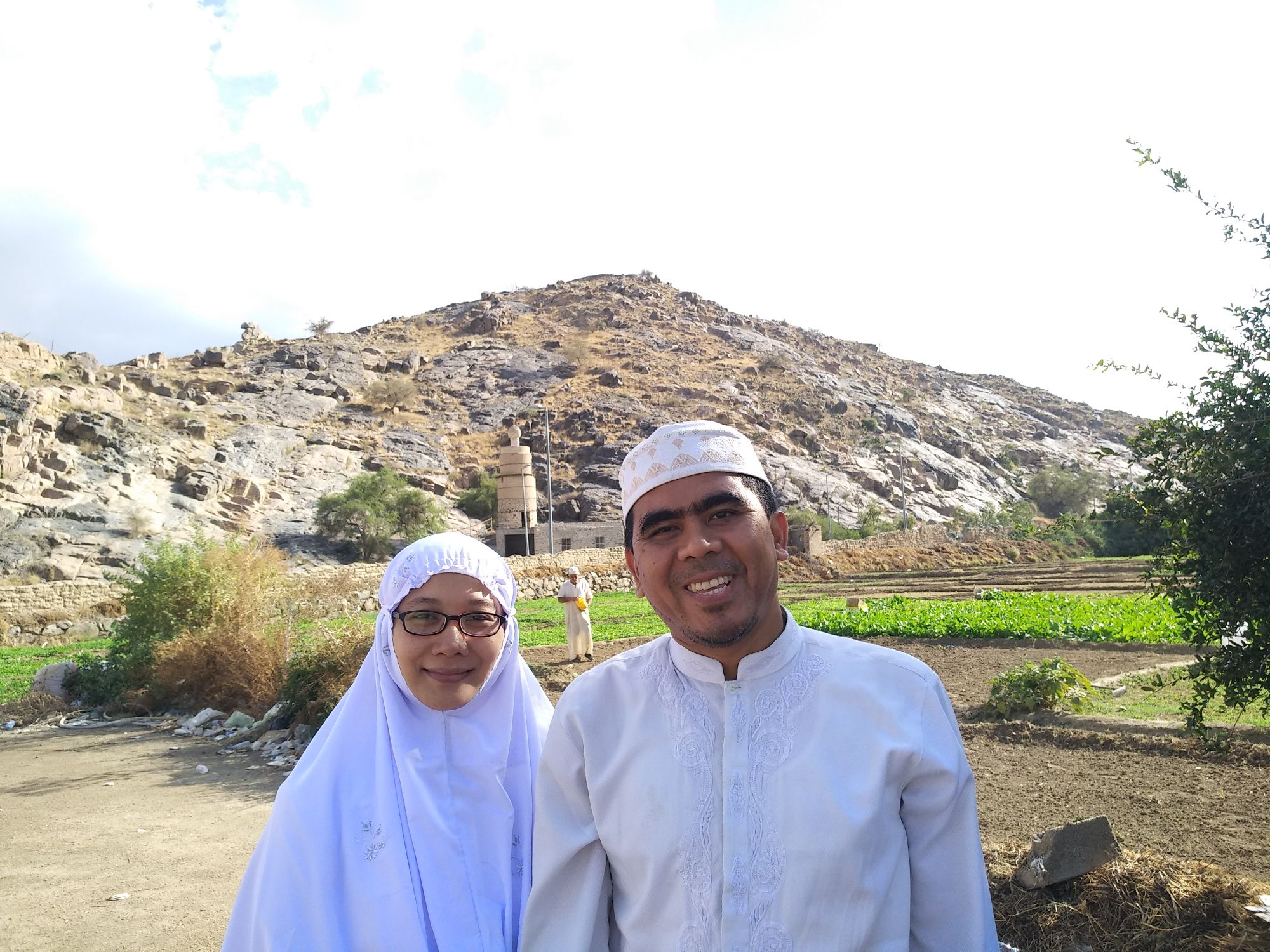 KH Abdul Ghofur Maimoen bersama isterinya, saat di Makkah. (Foto; aku fb gus ghofur)
