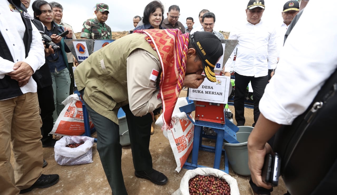 Kepala BNPB Doni Monardo menghirup bau kopi Karo. (Foto: dok/BNPB)