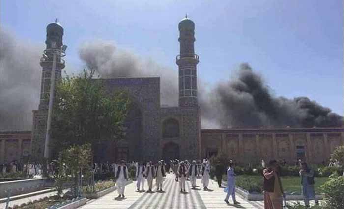 Asap mengepul dari masjid yang dibom saat sholat Jumat kemarin, di Provinsi Nangarhar, Afghanistan. (Foto:Reuters)