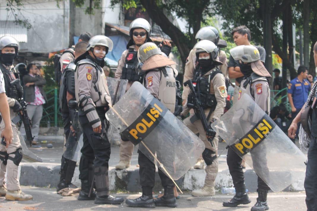 Polisi tampak berjaga-jaga untuk pengamanan pelantikan Presiden dan Wakil Presiden RI sejak Sabtu 19 Oktober 2019. (Foto: Asmanu/ngopibareng.id)