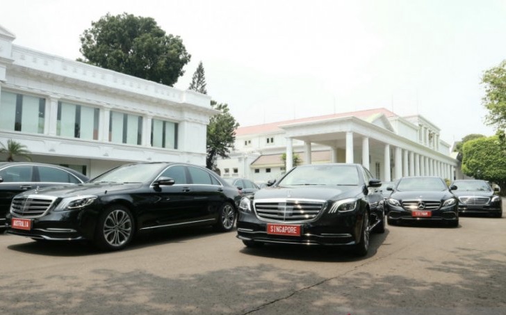 Sejumlah mobil VVIP tiba di Halaman Istana Negara, Jakarta, untuk digunakan sebagai kendaraan tamu negara saat acara pelantikan presiden. (Foto: dok/antara)