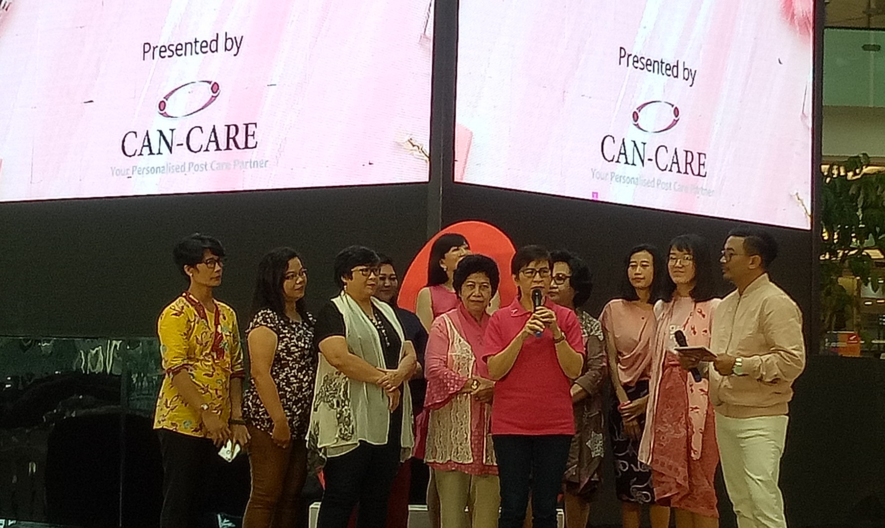 Dra. Hatik Suprihati.MM (tengah) bersama Can-Care Indonesia dan Survivor kanker lainnya saat berbagi semangat dalam melawan kanker. (Foto: Pita/ngopibareng.id)