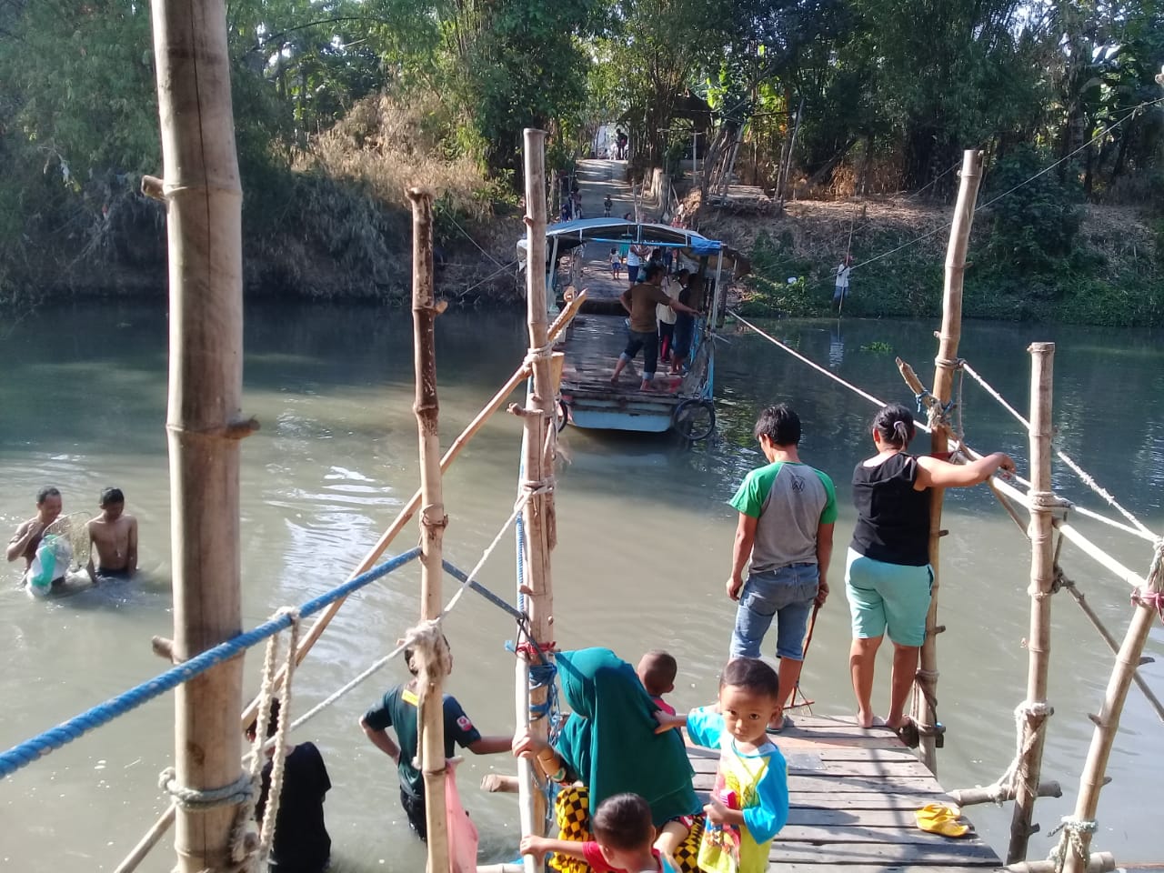 Warga turun ke Kali Brantas di Desa Sumengko, Kecamatan Wringinanom, Gresik, Sabtu 19 Oktober 2019. Kegiatan ini dilakukan karena warga berniat menangkap ikan mabuk. (foto: dok/ngopibareng.id)