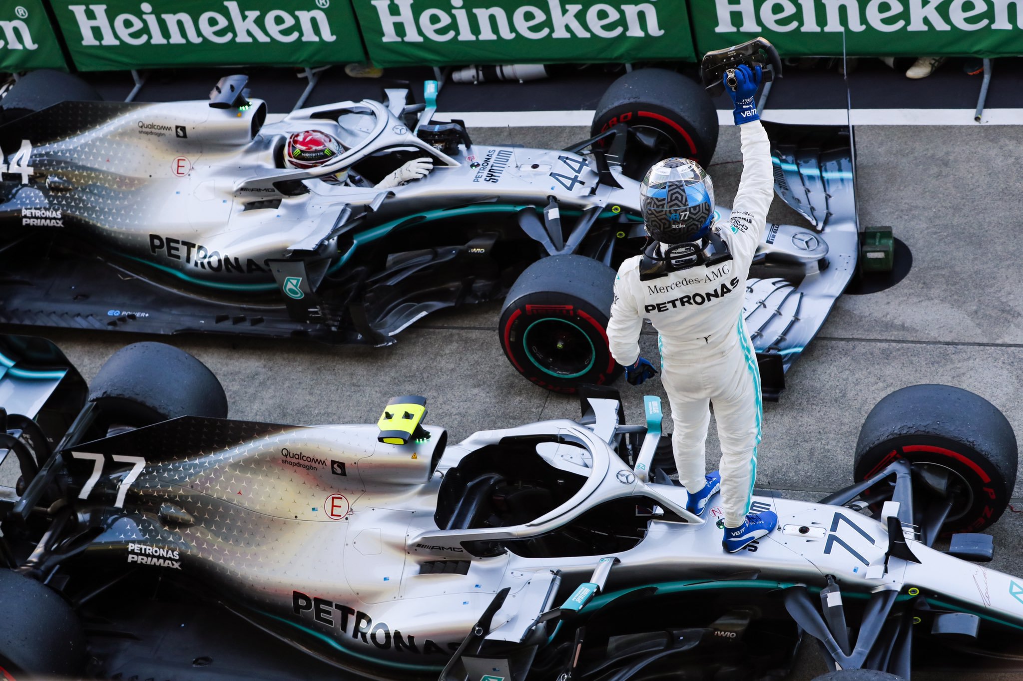 Hamilton merasa Mercedes tertinggal dari Ferrari dalam pengembangan mesin. (Foto: Twitter/@LewisHamilton)