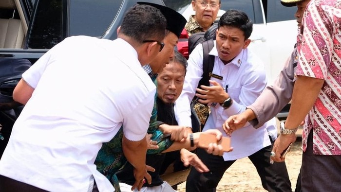 Menteri Koordinator Bidang Politik, Hukum, dan Keamanan (Menko Polhukam) Wiranto ditusuk di Alun-Alun Menes, Pandeglang, pada 10 Oktober 2019.