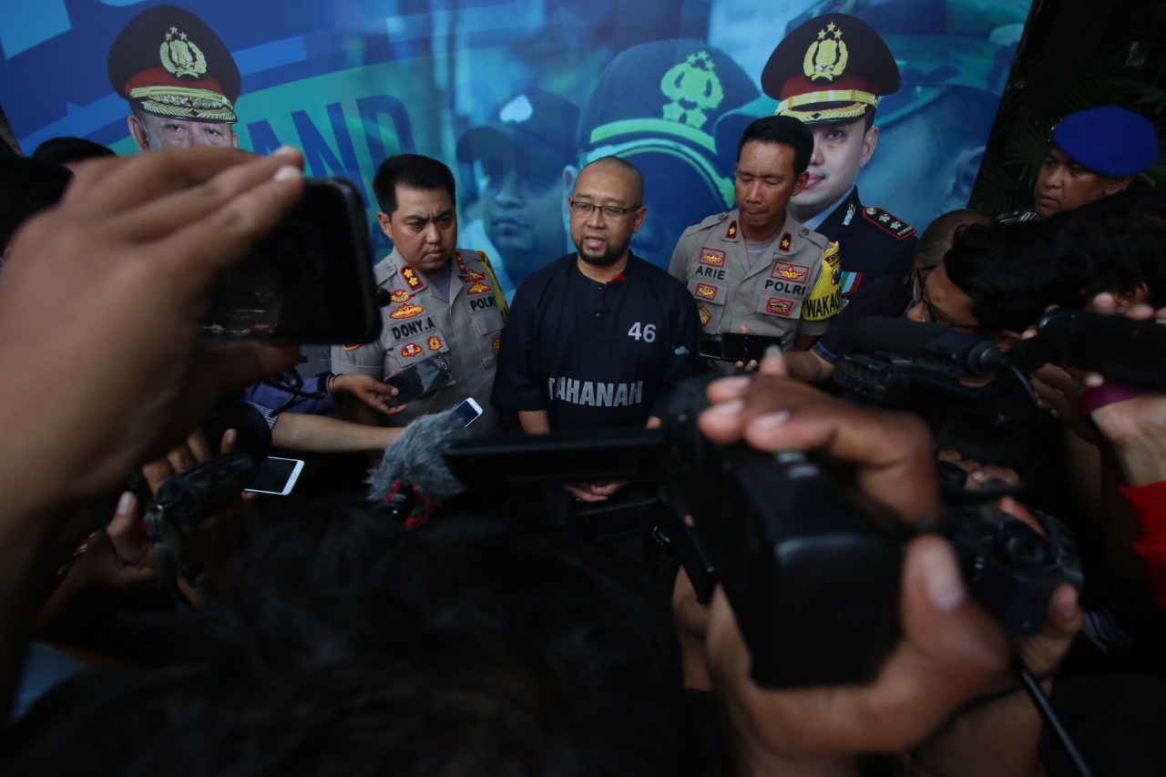 Tersangka penamparan siswa SMK Muhammadiyah 2 Kota Malang, Agus Setiawan saat memberikan keterangan pers terkait kasus yang menimpa dirinya (Foto: Istimewa))