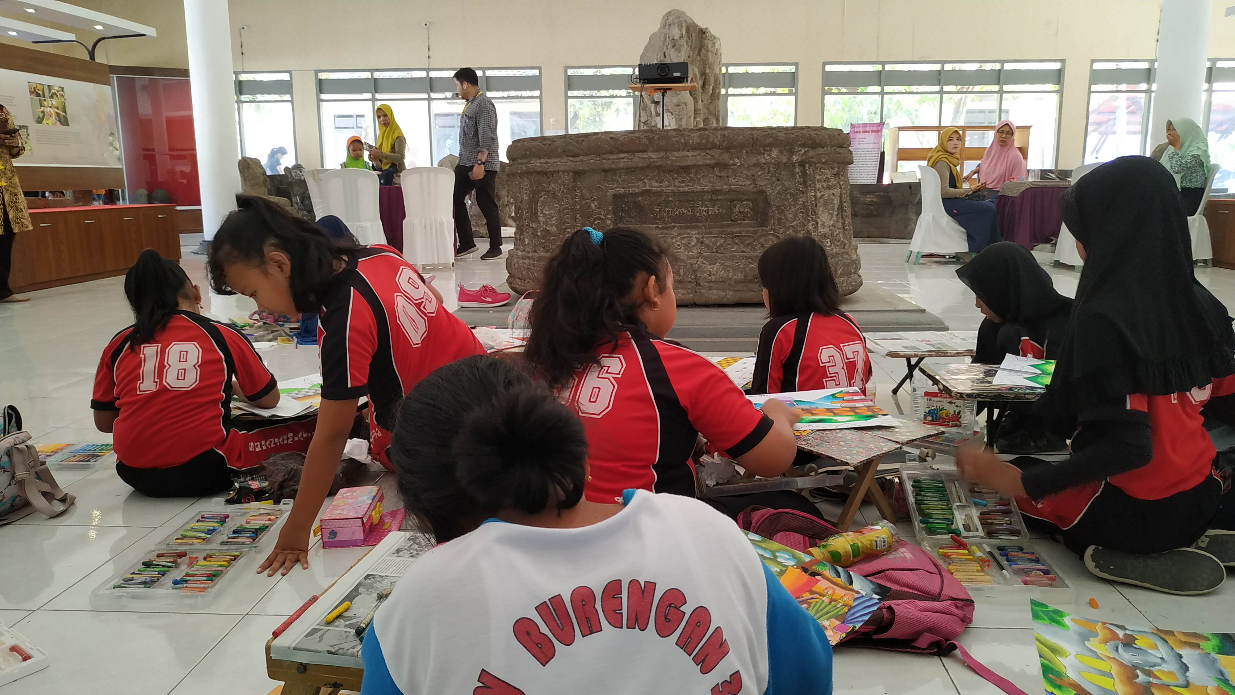 Ratusan murid TK dan SD, lomba menggambar di Museum Airlangga, Kota Kediri. (Fendi/ngopi bareng.id)