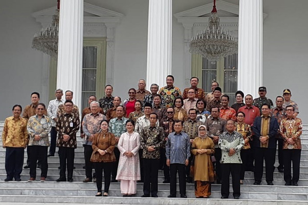 Foto perpisahan Presiden Joko Widodo (Jokowi) dan Wakil Presiden (Wapres) Jusuf Kalla (JK) dengan para menteri Kabinet Kerja.
