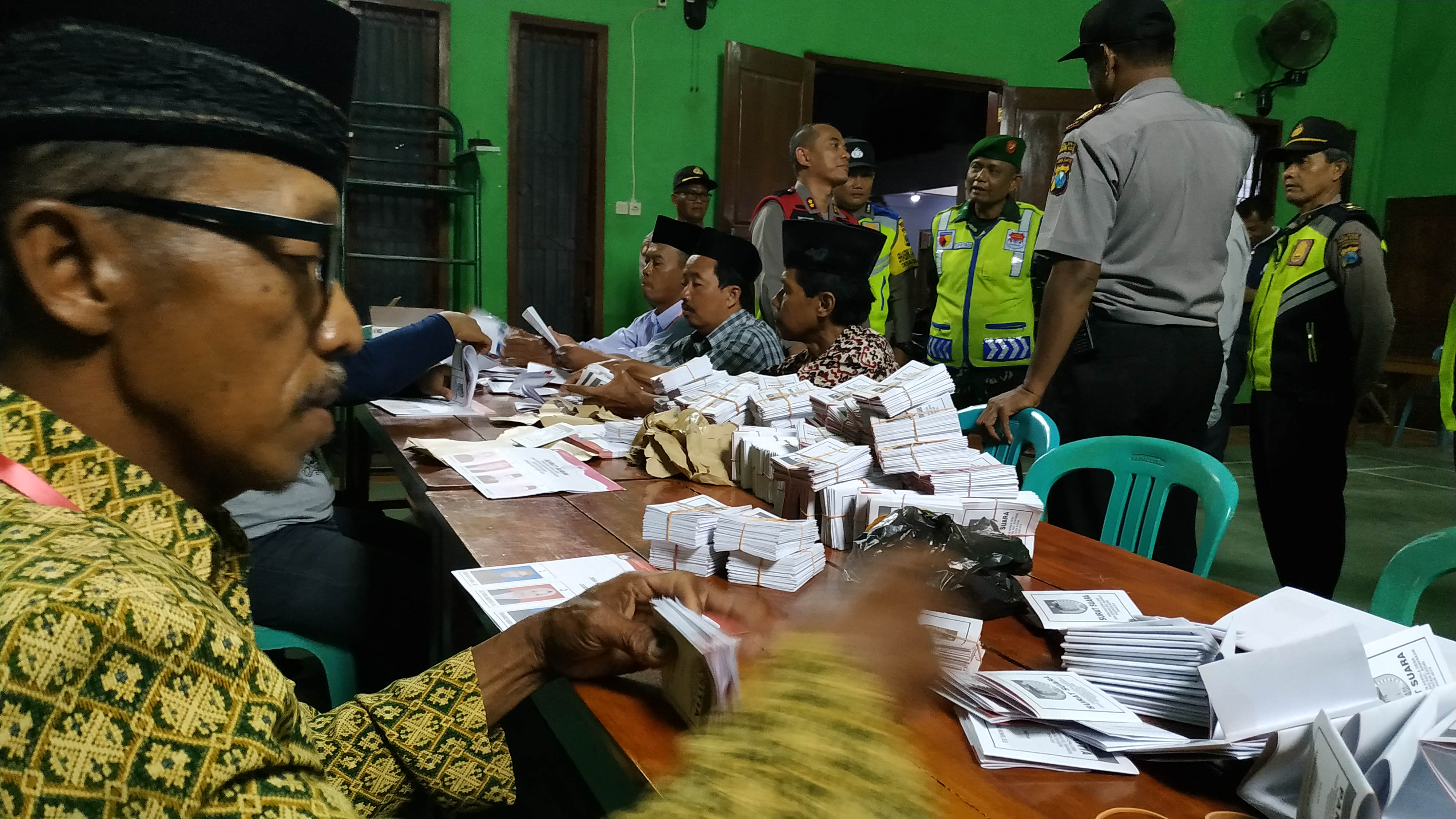 Kapolres Kediri Kota AKBP Miko Indraya Sambang Desa jelang Pilkades (Foto: Fendi/ngopibareng.id)