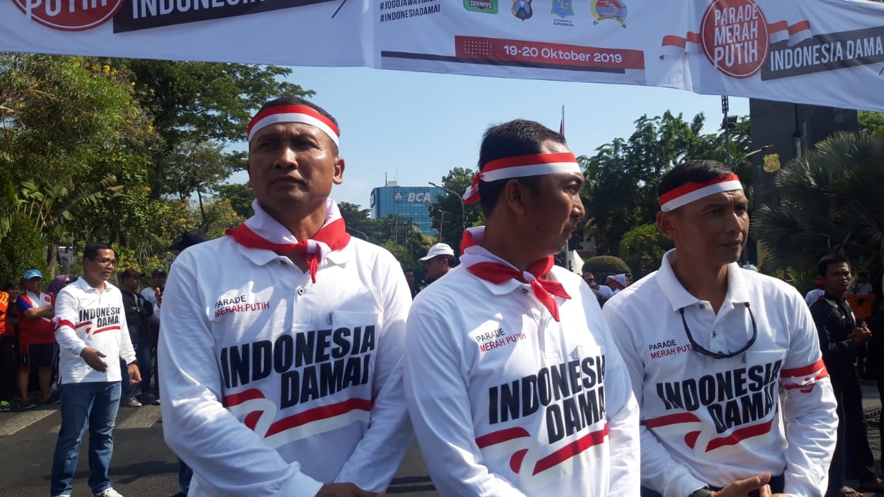 Kapolrestabes Surabaya Kombes Sandi Nugroho (tengah) bersama masyarakat Surabaya menggelar parade merah putih. (Foto: Haris/ngopibareng.id)