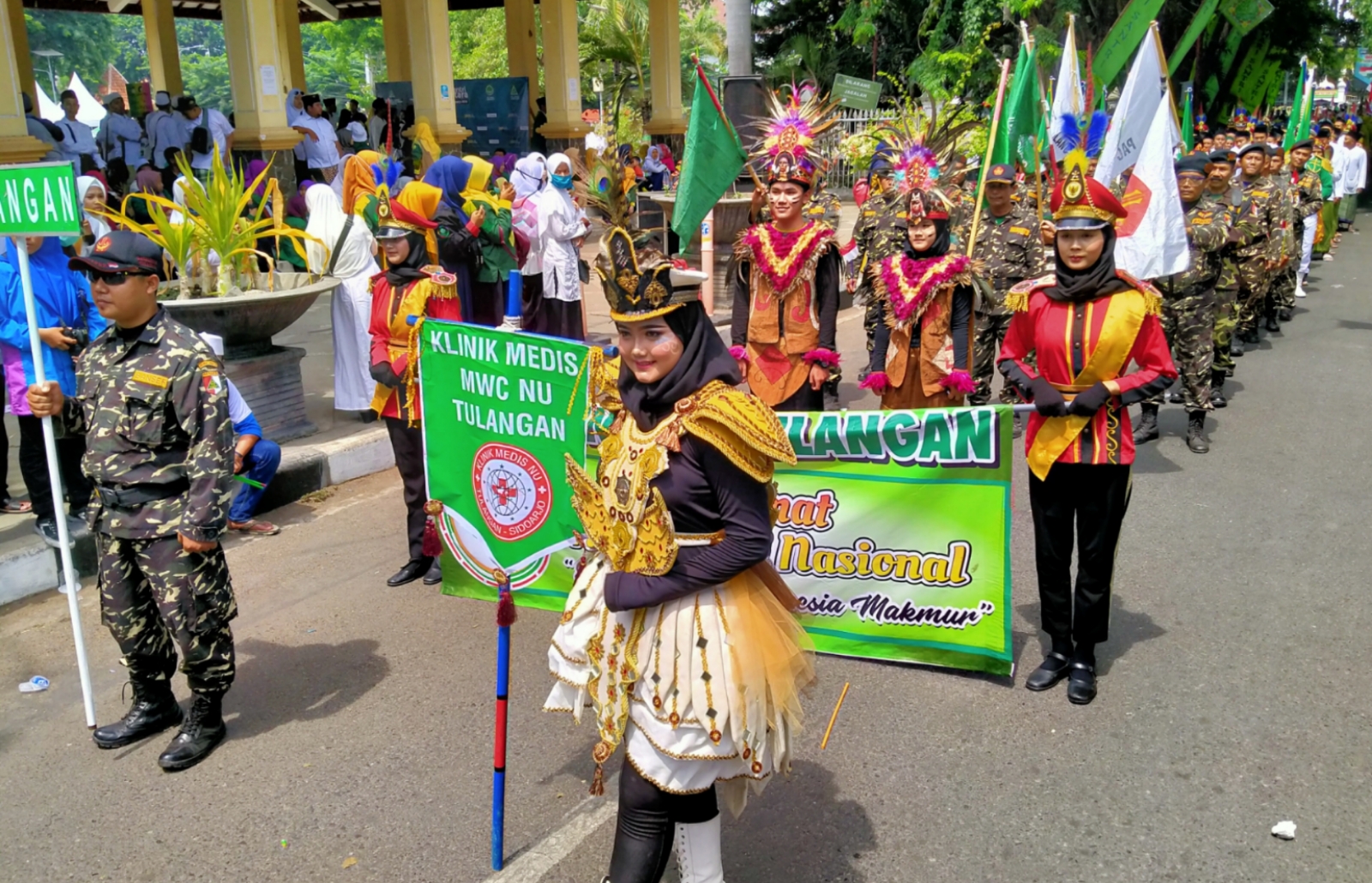 Peserta dari MCW NU Tulangan saat mengikuti parade peringatan Hari Santri ke-5 di Alun-Alun Sidoarjo, Minggu 20 Oktober 2019. (Foto: Fariz/ngopibareng.id)