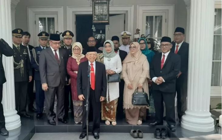 Wakil Presiden terpilih KH Ma'ruf Amin menyampaikan pernyataan di rumah dinas Jalan Situbondo Nomor 16, Menteng, Jakarta Pusat, Minggu 20 Oktober 2019. (Foto: Antara)