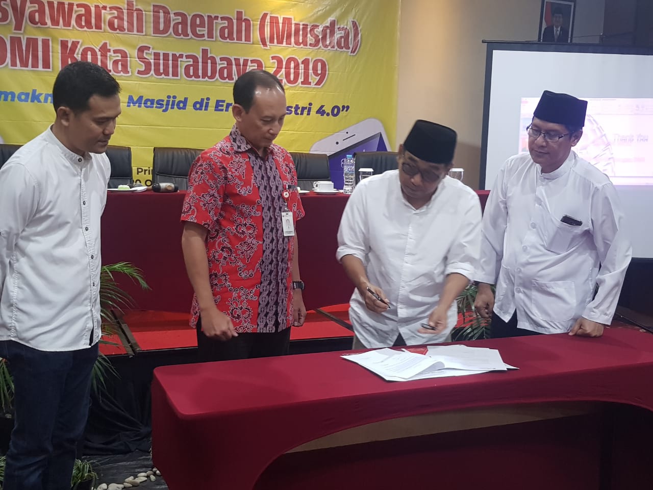 Ketua DMI Kota Surabaya terpilih Arif Afandi menandatangani MOU dengan Assistant Vice President Branch Manager CIMB Niaga Syariah Arjo Laksono saat Musda DMI di Primebiz Hotel Surabaya. (Foto: Istimewa)