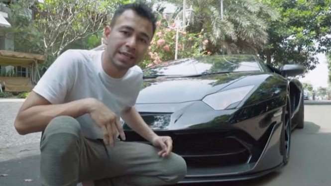Raffi Ahmad pose bersama supercar miliknya, Lamborghini Aventador.