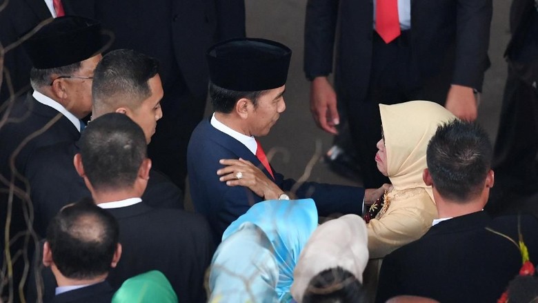 Presiden Joko Widodo dan Ny Sudjiatmi, ibundanya. (Foto: antara)