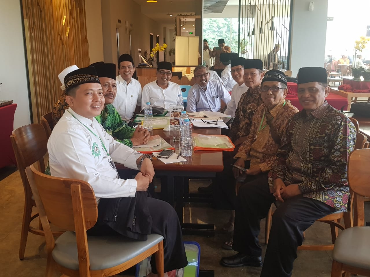 Arif Afandi bersama sejumlah pengurus Dewan Masjid Indonesia (DMI) Kota Surabaya. (Foto: jamil/ngopibareng.id)