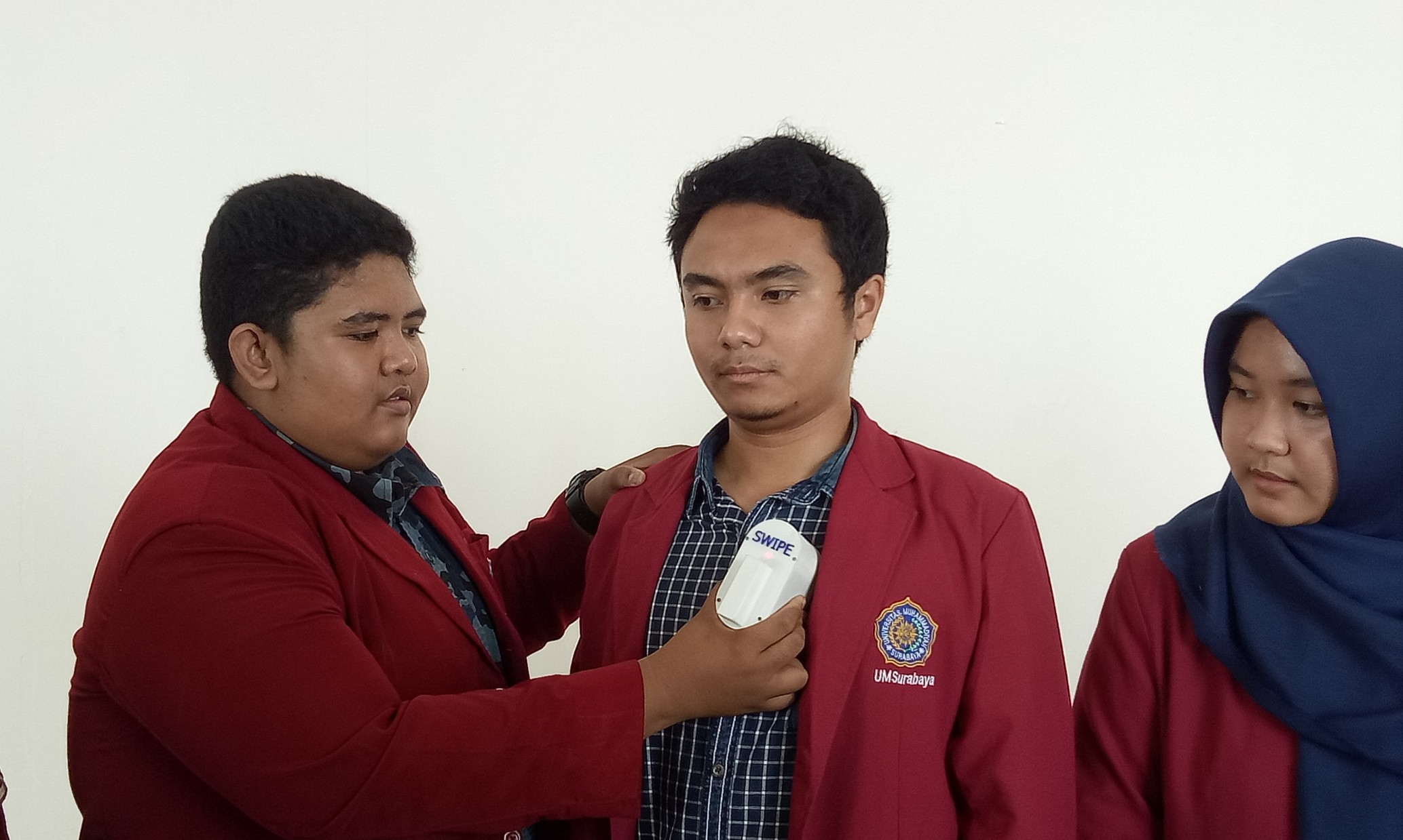 Mahasiwa UMS mempraktikkan penggunan alat SWIPE pada jantung. (Foto: Pita/ngopibareng.id)