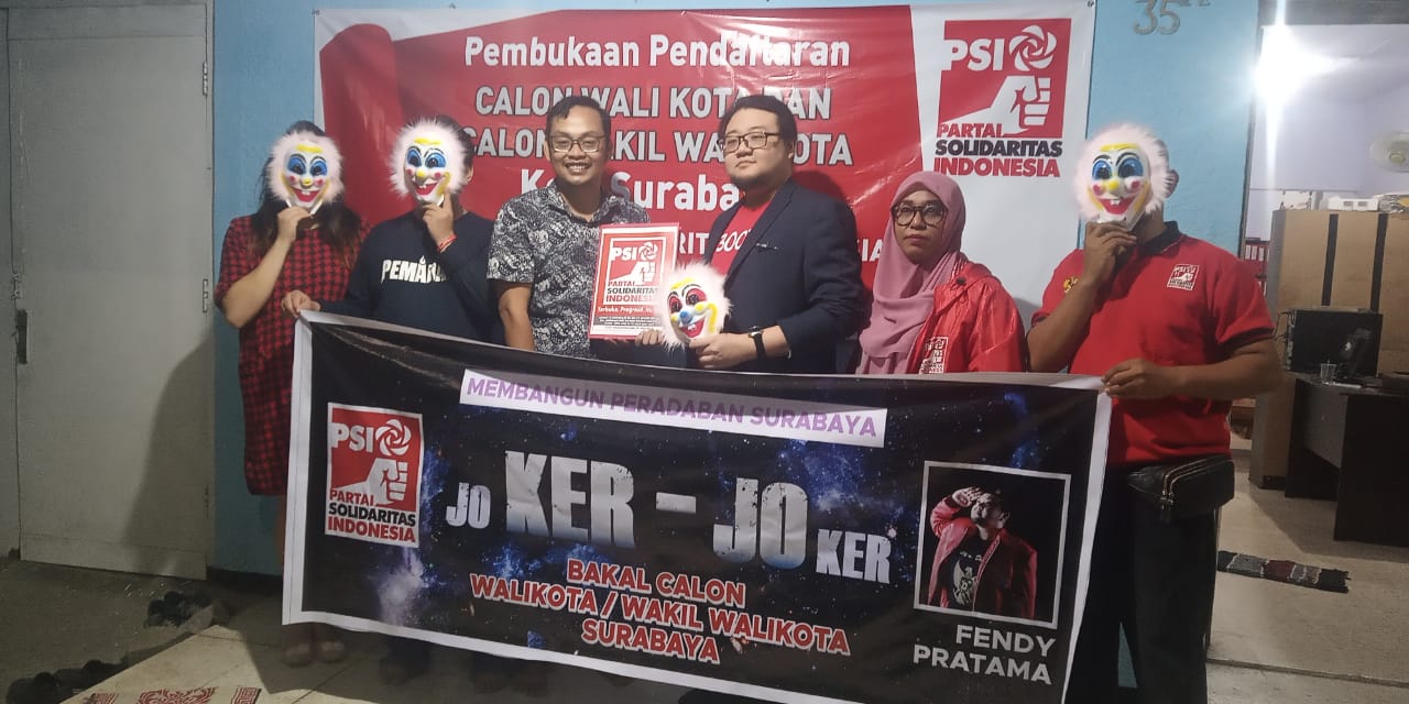  Fendy Pratama tampil dengan gimmick Joker saat mendaftar sebagai bakal Calon Wali Kota Surabaya via PSI. (Foto: Alief/ngopibareng.id)