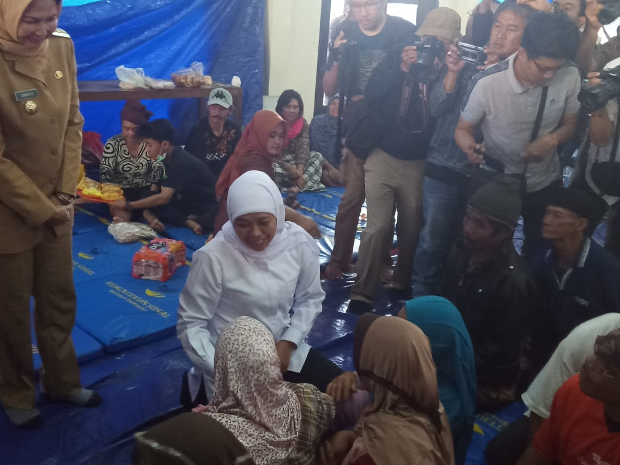 Gubernur Jawa Timur Khofifah Indar Parawansa saat bertemu para pengungsi korban angin kencang di Balai Desa Punten, Kecamatan Bumiaji, Batu. 