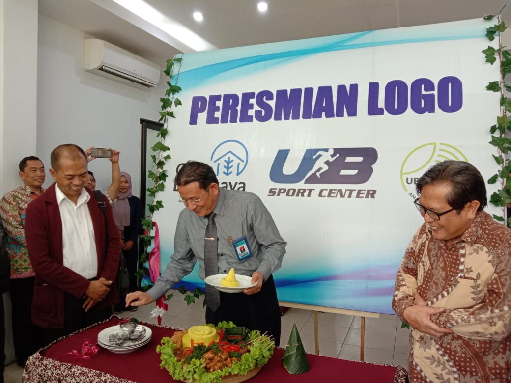 Rektor UB, Nuhfil Hanani saat meresmikan logo baru 3 unit Badan Usaha Non-Akademik (UB). (Foto: Istimewa)