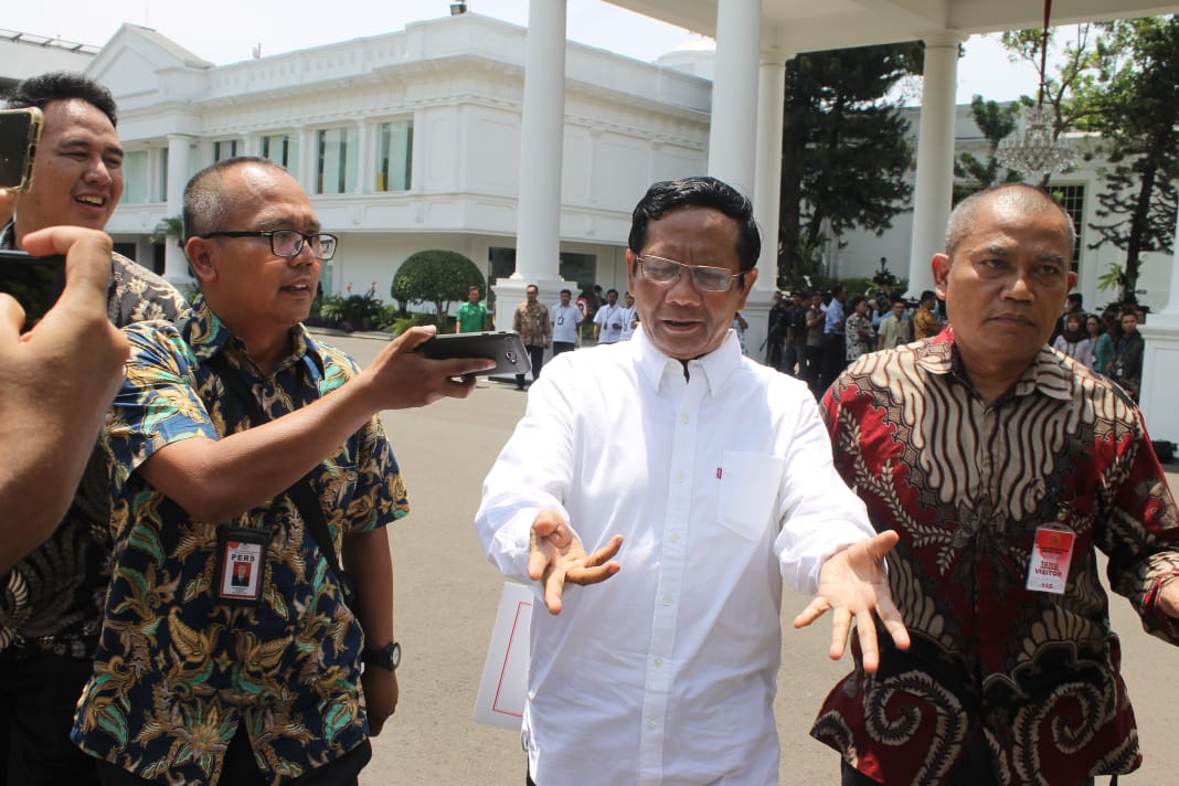 Mantan Ketua Mahkamah Konstitusi (MK) Mahfud MD menjadi orang pertama yang datang ke Istana Negara, Senin 21 Oktober 2019. Ia memenuhi panggilan Presiden Joko Widodo (Jokowi) sebagai calon menteri. (Foto: Asmanu/ngopibareng.id)