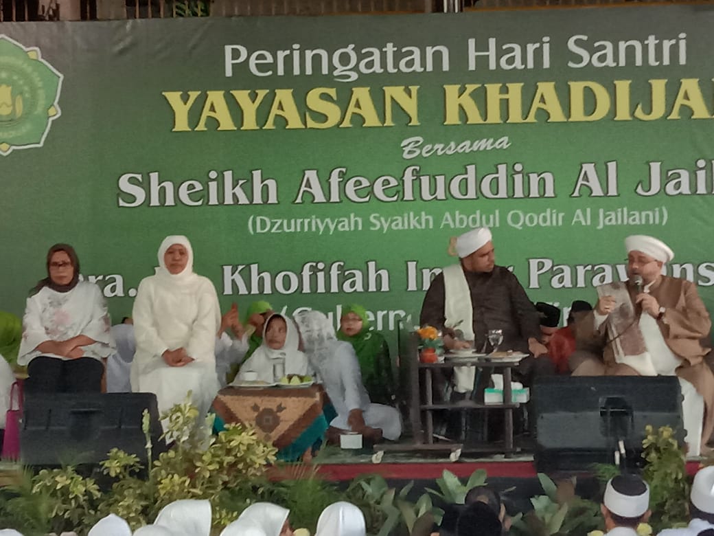 Gubernur Jawa Timur Khofifah saat menghadiri peringatan Hari Santri Nasional 2019 di Yayasan Khadijah Surabaya. (Foto: Faiq/ngopibareng.id)