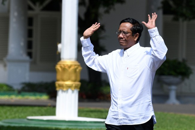 Mantan Ketua Mahkamah Konstitusi (MK) Mahfud MD menjadi orang pertama yang datang ke Istana Negara, Senin 21 Oktober 2019. Ia memenuhi panggilan Presiden Joko Widodo (Jokowi) sebagai calon menteri.