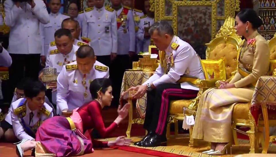 Raja Thailand Maha Vajiralongkorn saat penobatan selir Sineenat Wongvajirapakdi, pada Juli 2019.