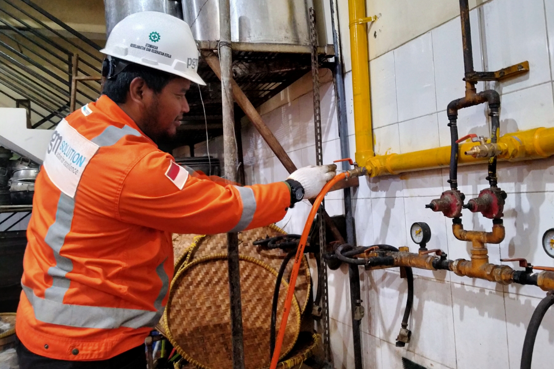 Teknisi PGN memasang Jargas di kawasan Gubeng Kertajaya, Surabaya, Selasa 22 Oktober 2019. (Foto: Fariz/ngopibareng.id)