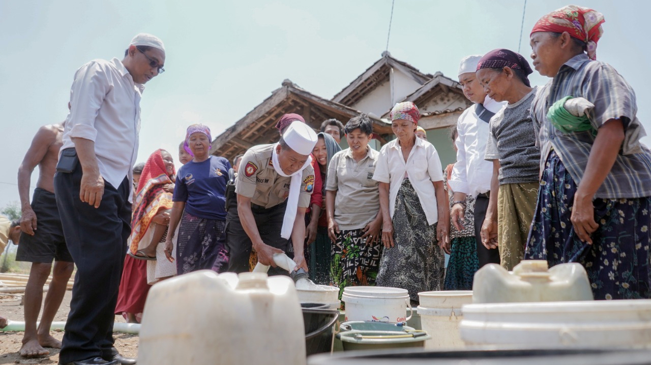 DROPING air bersih di Desa Sumberkare, Kecamatan Sumberasih, Kabupaten, salah satu desa yang kesulitan air bersih. (Foto: Istimewa/ngopibareng.id)