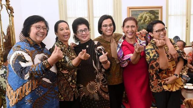 Mantan Menteri Kelautan dan Perikanan Susi Pudjiastuti (kanan kedua) saat perpisahan dengan jajaran Kabinet Kerja Jokowi-JK. (Foto: Instagram Susi Pudjiastutui)