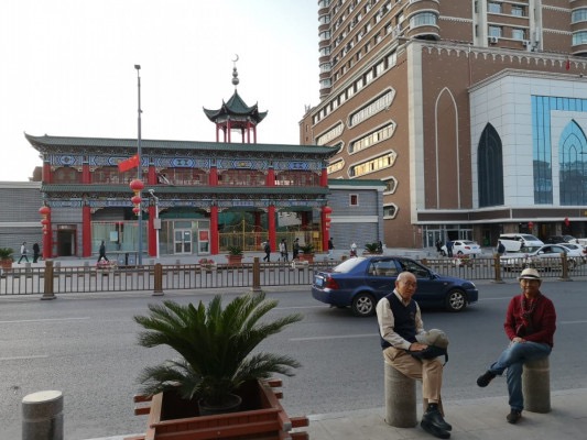 Di depan Masjid Urumqi, arsitektur perpaduan Timur Tengah dan Tiongkok. 