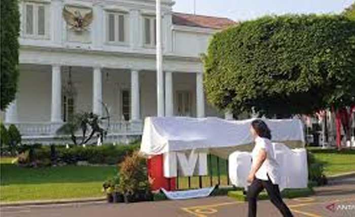 Gerai foto masih ditutup kain putih, bisa digunakan usai pelantikan para menteri, Rabu. (Foto:HT)