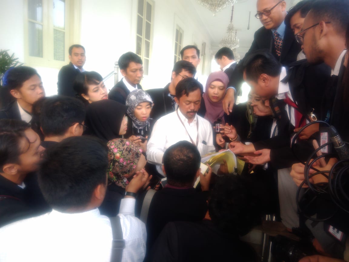 Pihak Istana Negara sibuk membagi jatah posisi liputan awak media jelang pelantikan menteri baru. (Foto: Asmanu/ngopibareng.id)