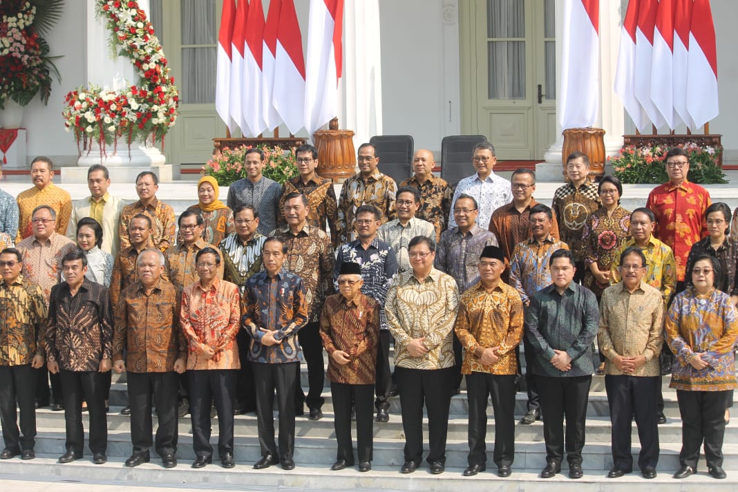 Presiden Jokow Widodo (Jokowi) dan Wakil Presiden (Wapres) Ma'ruf Amin pose bersama jajaran menteri Kabinet Indonesia Maju, Rabu 23 Oktober 2019. (Foto: Asmanu/ngopibareng.id)